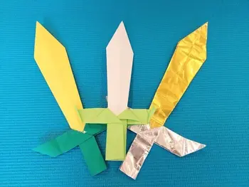 ソーシャルビレッジ ジュニア/折り紙でかっこいい剣を作りました！
