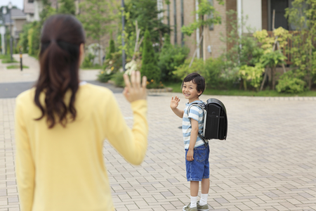 学校に行かせなきゃ…」そんなお母さんに知ってほしい義務教育の本当の