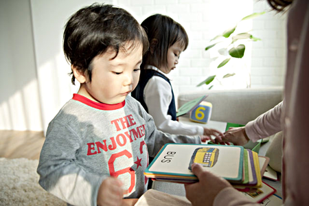 子どもが「初めて」に挑戦するときに最適!絵カードの使い方とはのタイトル画像