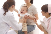 1歳半健診で行う積み木や指差しでどんなこと診ているか、診査内容や目的、持ち物の工夫までのタイトル画像