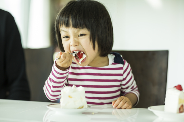 異食症とは 氷 髪の毛などを食べたい衝動がとまらない 主な症状やタイプ別特徴 対応方法まとめ Litalico発達ナビ