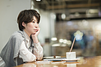 適応障害とは?うつ病・不安障害との違いって? 症状、原因、治療法、当事者へのサポートの仕方を解説のタイトル画像
