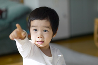 子どもの指差しは言葉の発達と関わりがあるの?指差しをしないときの原因や引き出す工夫、相談先まとめのタイトル画像