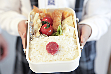 お友達のお弁当が床にガッシャーン!無関係の息子まで涙したそのワケとはのタイトル画像