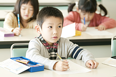 板書ができず周囲をキョロキョロ見回す息子。視覚検査でわかった意外な理由とはのタイトル画像