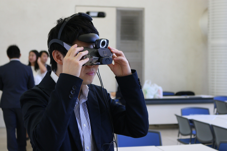 自閉スペクトラム症の人が「見ている世界」をVR体験!コミュニケーション障害に影響する特有の見え方とはのタイトル画像