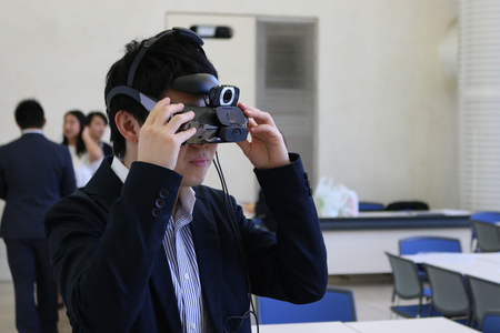 自閉スペクトラム症の人が「見ている世界」をVR体験!コミュニケーション障害に影響する特有の見え方とはのタイトル画像