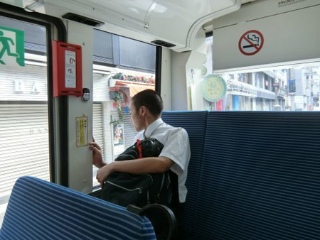 外見でわかる障害・わかりにくい自閉症――お年寄りから座席を譲られたクラスメートとパニックで怒鳴られる息子、それぞれの葛藤のタイトル画像