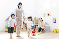 発達が気になる子どもの保育園や幼稚園での「加配制度」とは?障害児保育や小学校以降のサポートについても解説。児童発達支援や保育所等訪問まで【サポート情報まとめ】のタイトル画像