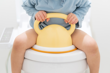 トイレトレーニングはいつから始める?準備や進め方のコツ、発達障害がある子のトイトレについても解説のタイトル画像