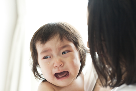 抱っこを嫌がる 赤ちゃんの 反り返り の原因は 病気や発達障害との関係 対処法などを解説 Litalico発達ナビ