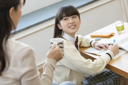 私はマウントの道具でライバル――母の加害意識のない加害に苦しんで。「今に成績が落ちる」と嘲笑、「ママ友に自慢できなかったじゃない」とがっかりされた思春期のタイトル画像