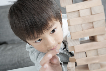 微細運動(びさいうんどう)とは?乳幼児の手指の発達目安や、発達障害(神経発達症)がある子どもに多いつまずき、トレーニング方法も紹介のタイトル画像
