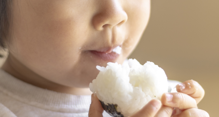 Amazon.co.jp: ダウン症のある子どもの離乳食から食事へー食べる