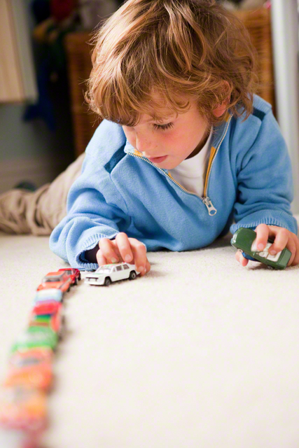 これって遊び 自閉症の子どもに多い おもちゃを並べる 行動とは Litalico発達ナビ