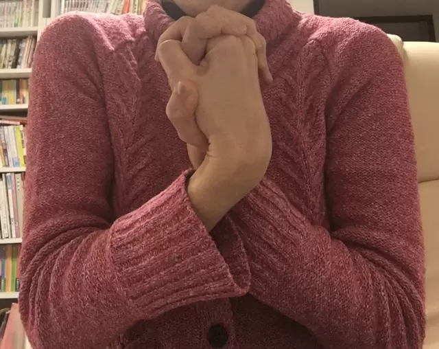 手を組んでひっくり返す