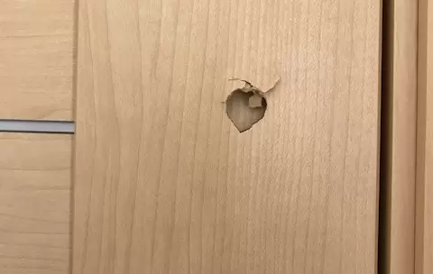 ドアに穴が空いている写真