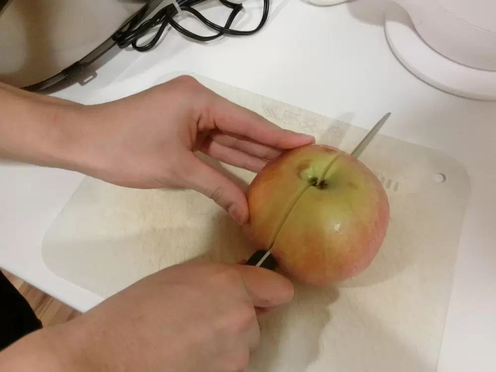 ポイントは3つ！自閉症の息子の「できる！」を育んだリンゴの皮むき練習法の画像