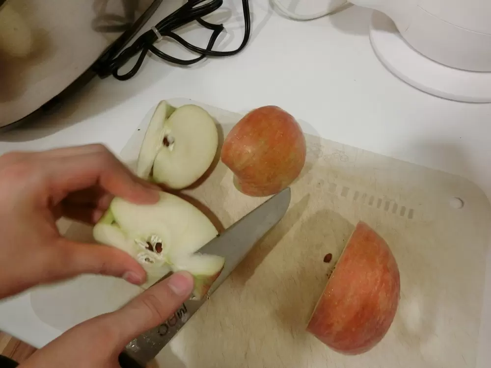 ポイントは3つ！自閉症の息子の「できる！」を育んだリンゴの皮むき練習法の画像
