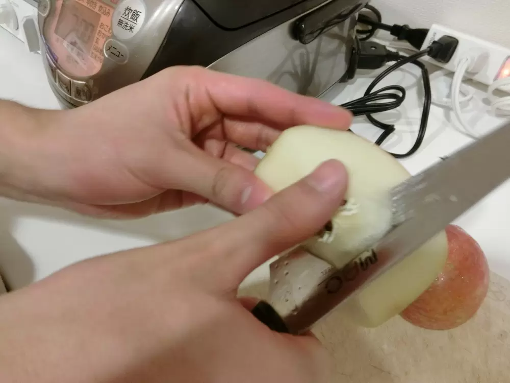 ポイントは3つ！自閉症の息子の「できる！」を育んだリンゴの皮むき練習法の画像