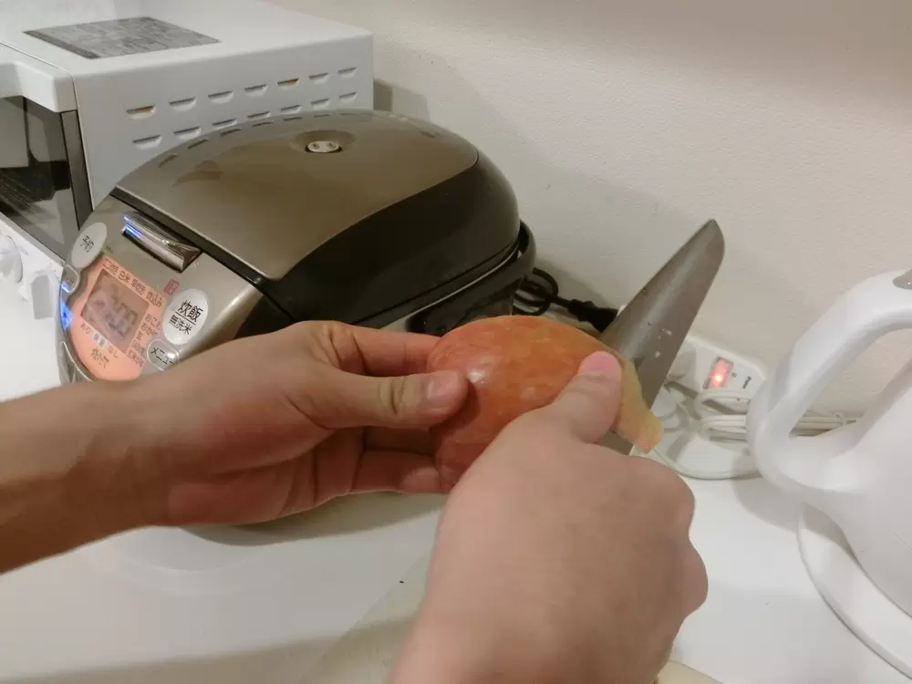 ポイントは3つ！自閉症の息子の「できる！」を育んだリンゴの皮むき練習法の画像