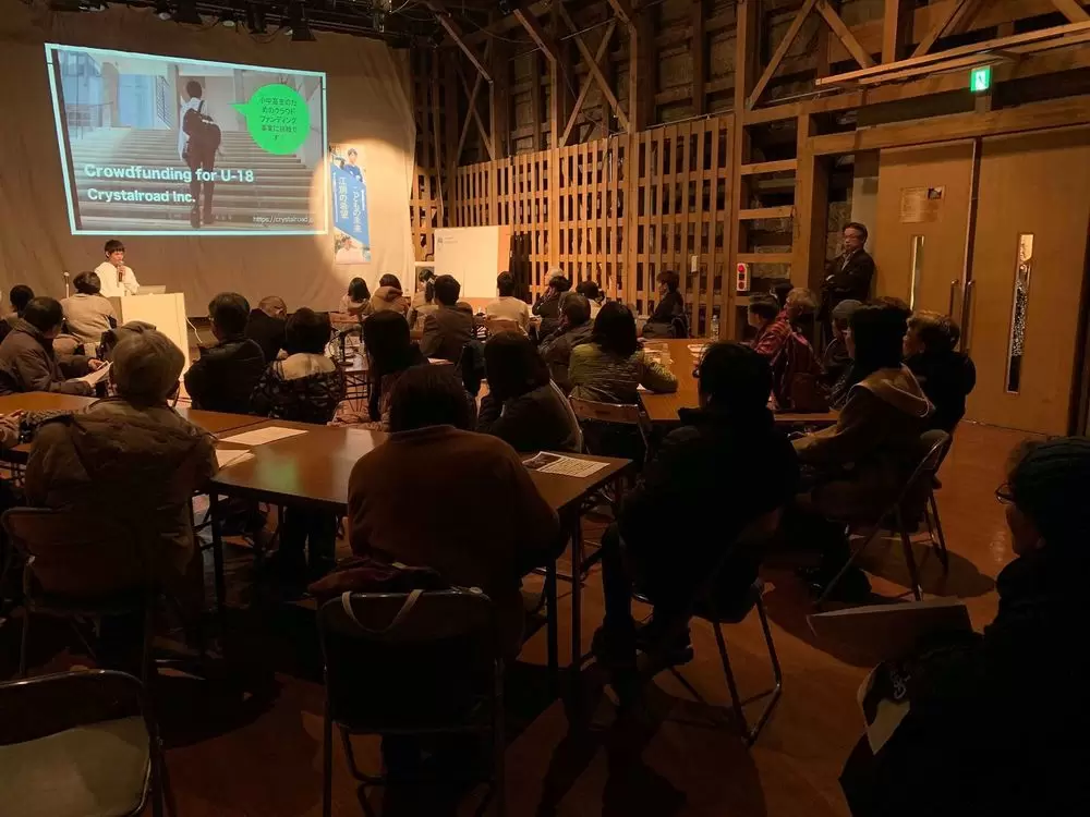 株式会社クリスタルロード社長・加藤路瑛の講演会での様子。親子起業の良さを伝える活動もしています。