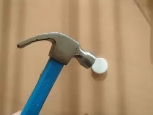 磁石を金づちで打つ様子