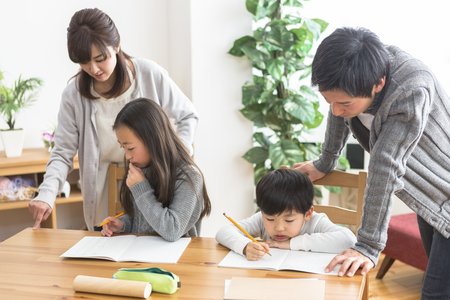 なかなか進まない家庭学習を 楽々かあさん流3つのコツでスムーズに 子ども目線で取り入れる簡単アイディアとは Litalico発達ナビ なかなか進まない家庭学習を 楽々かあさん流3つのコツでスムーズに 子ども目線で取り入れる簡単アイディアとは Litalico発達ナビ
