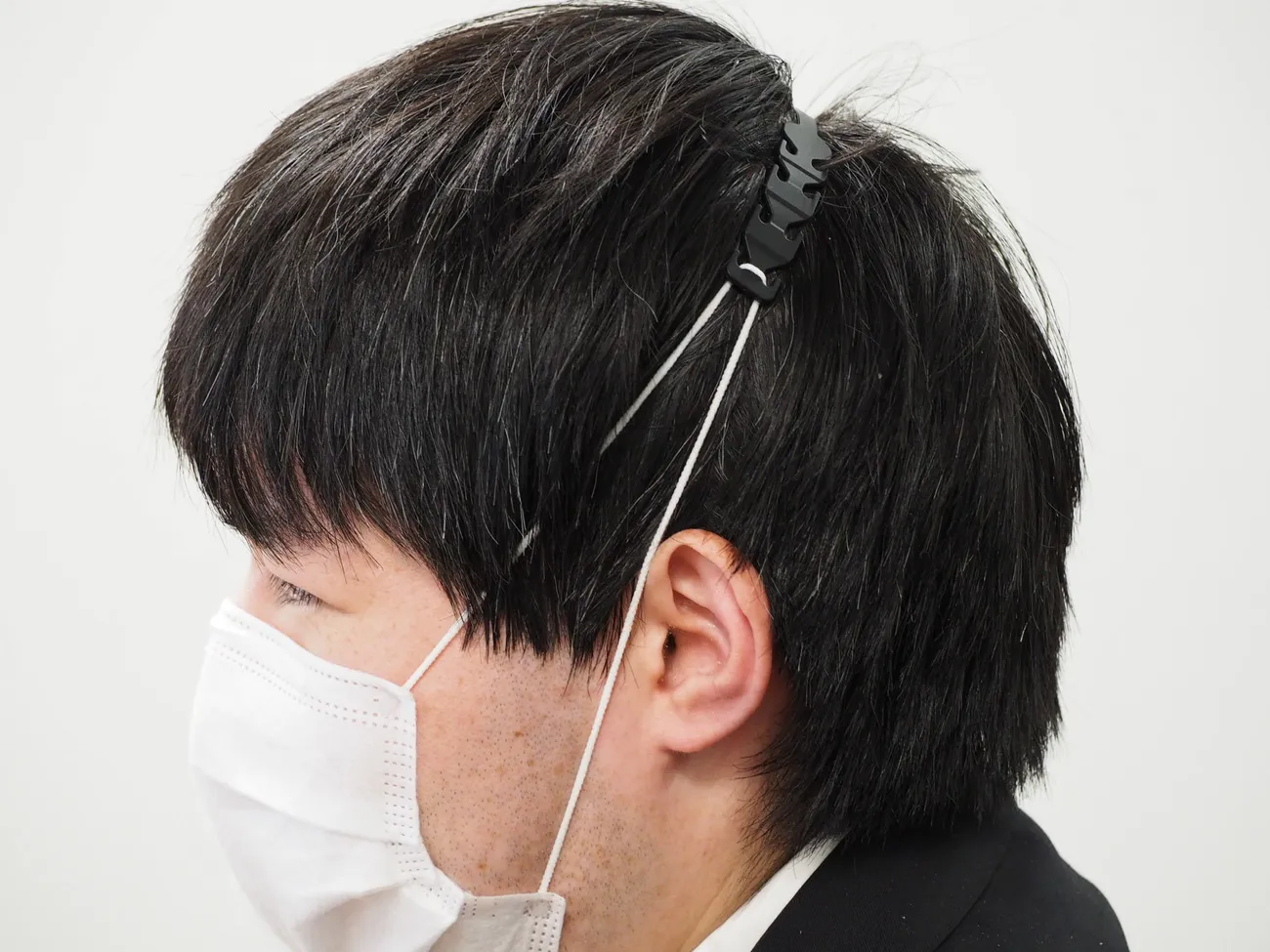 耳に掛けないマスクをしているところ