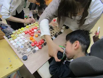 子どもが作業している様子