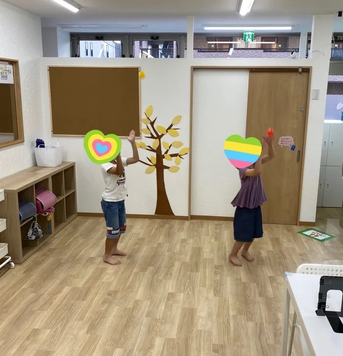 子どもが踊っている様子