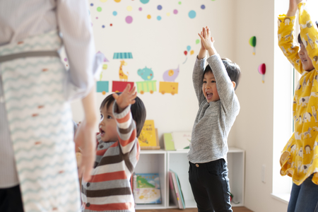 発達が気になる子どもの保育園や幼稚園での 加配制度 とは 障害児保育や小学校以降のサポートについても解説 児童発達支援や保育 所等訪問まで サポート情報まとめ Litalico発達ナビ