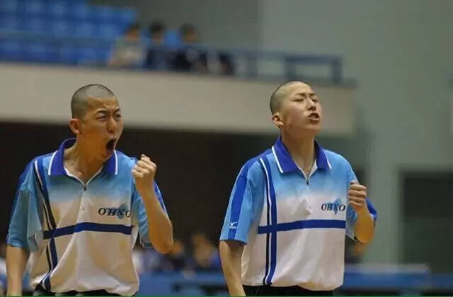 卓球の試合に出る双子