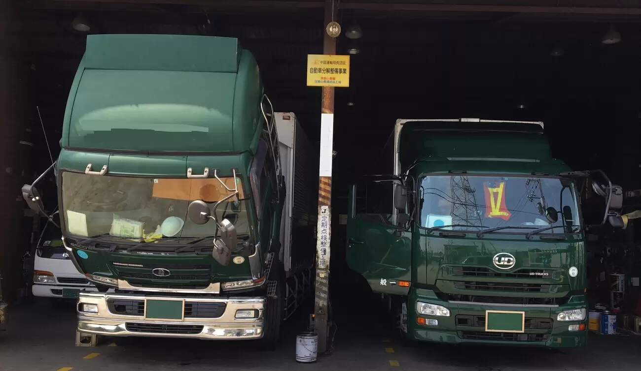 トラックの整備を主に担当している