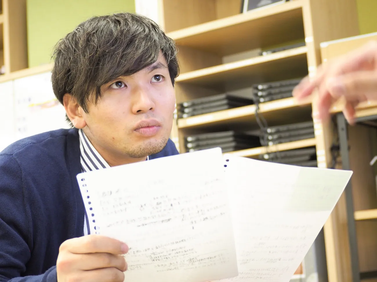インタビューをしている桑山知之