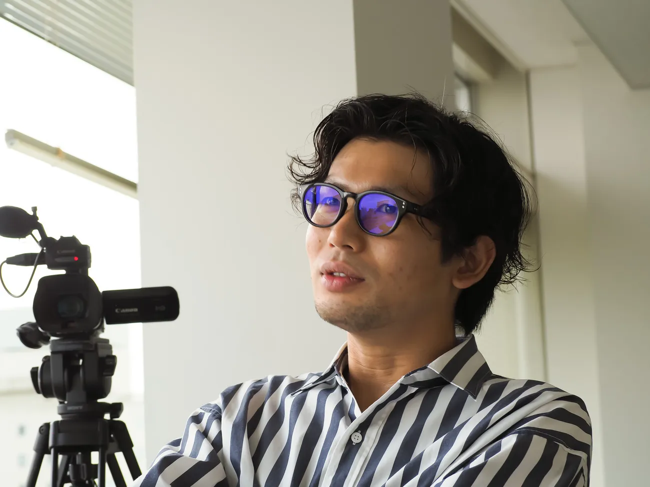 話しを聞く桑山