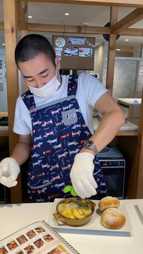 料理を盛り付ける息子