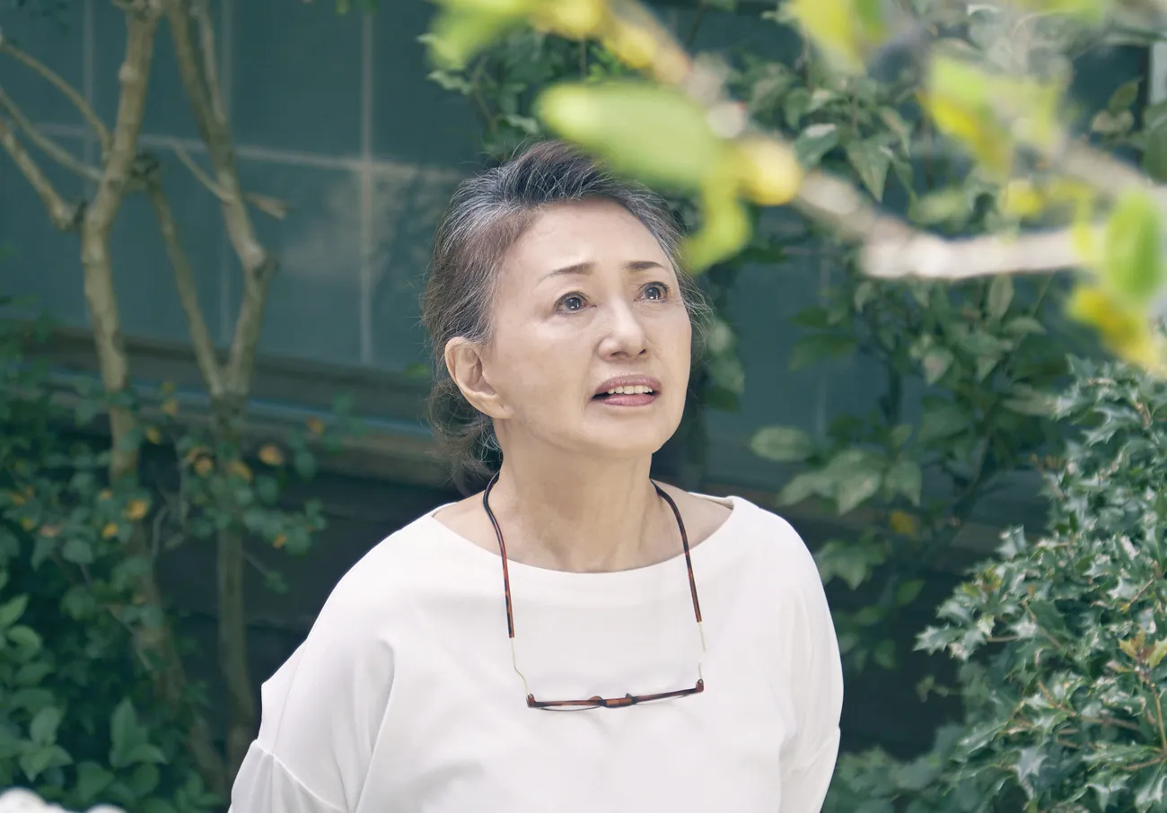 梅の木を見上げる母役の加賀まりこ