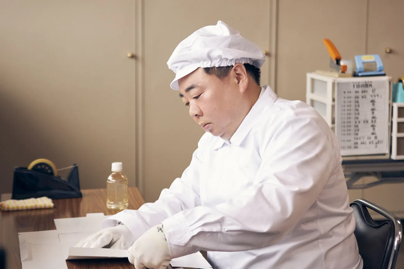 障害者向けの就労支援の事業所で作業を行う自閉症のちゅうさん