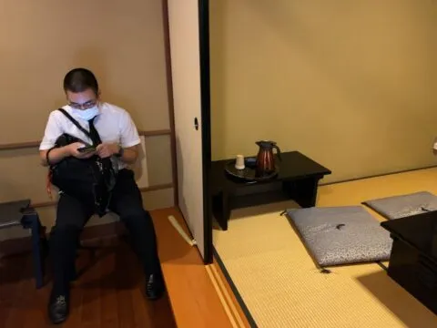 葬儀会場の息子