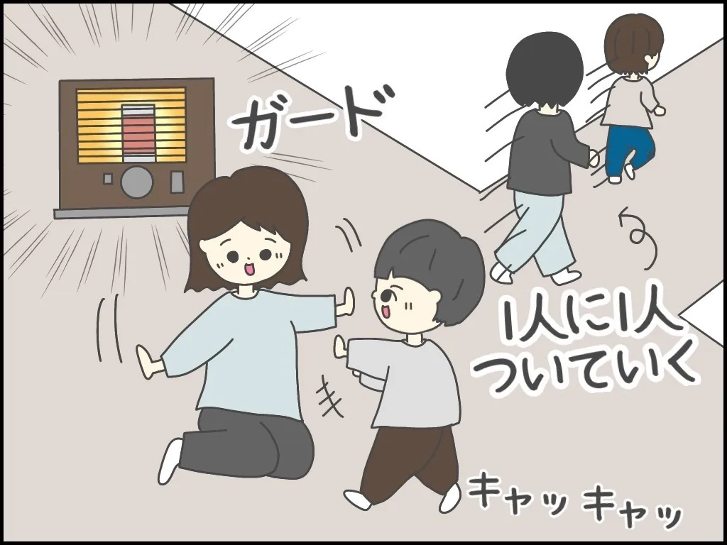 ストーブの方に行かないよう注意する母