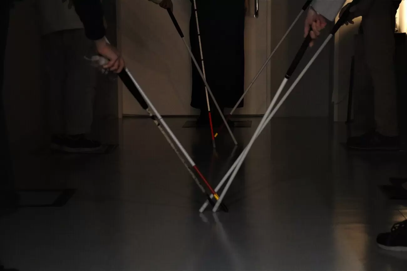 白杖を手に空間へと入っていく