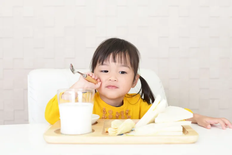 食感やにおい、見た目へのこだわりなどがあって特定のものしか食べなかったり、「嫌いなものが混ざっているかも」と警戒したりということも。
