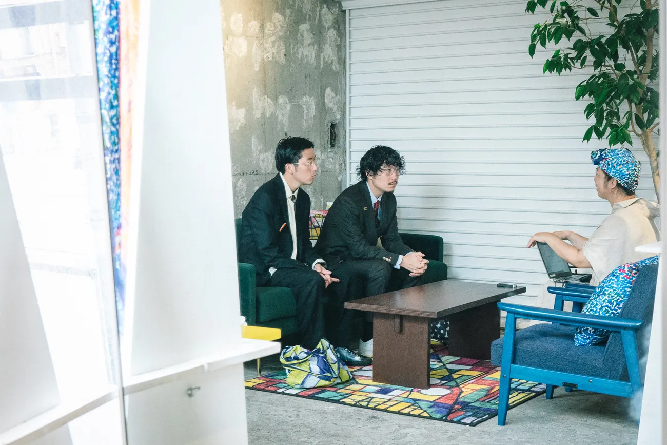 「ヘラルボニー」の共同代表の松田崇弥氏・松田文登氏にインタビューを行う、発達ナビの編集長・牟田