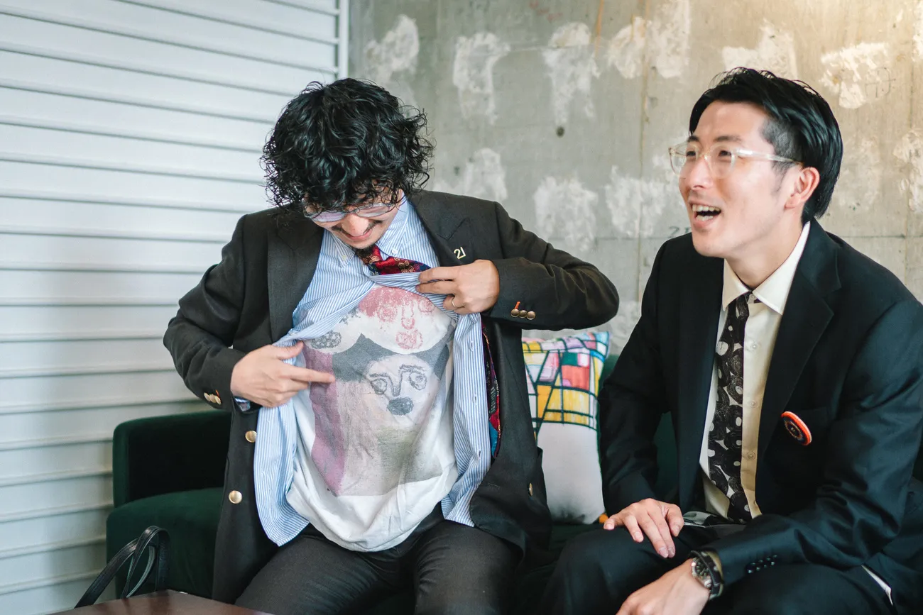 シャツの下に着ているのは、松田崇弥氏の結婚祝いに松田文登氏がサプライズでプレゼントしたという国保幸宏さんによる作品をプリントしたTシャツ