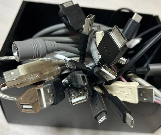新旧色とりどりのケーブルたち