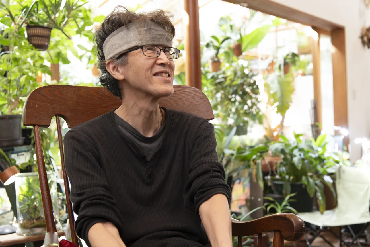 身に着けるものに対する愛着が強く、擦り切れるまで使うという。この日来ていたトップスも長年の愛用品だ