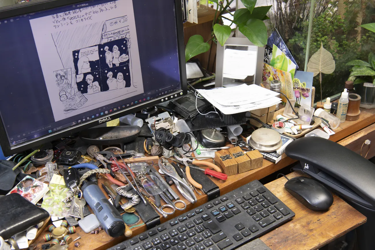 まるで宝箱のような書斎のデスク。一つひとつのアイテムに市川さんの思い出が