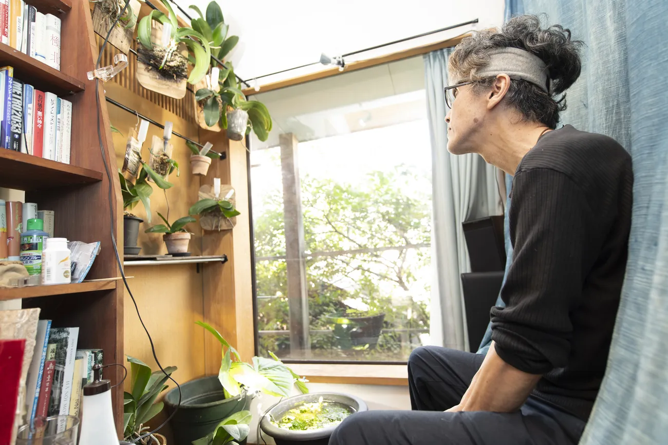 手塩にかけて育てる水草や植物は自室にも。ベッドの天蓋は自分で染めた藍染の布で