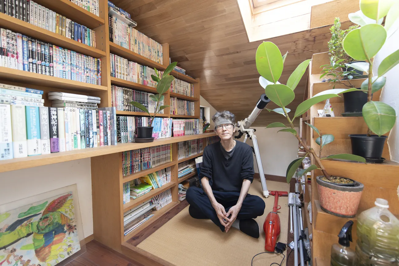 天体観測が可能な天窓のある空間には大好きな漫画本がぎっしり